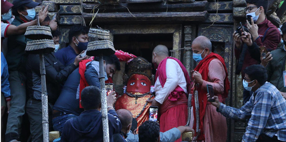 रातो मच्छिन्द्रनाथको रथारोहण